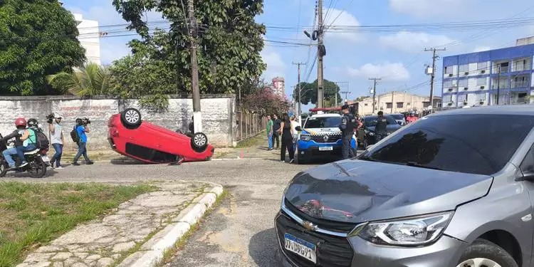 Colisão deixa carro capotado e pessoa ferida, em Belém