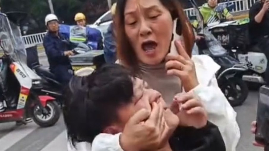 Mulher embriagada é presa por agredir motoboy