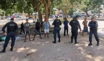 Dezenas de armas brancas são apreendidas na praça, no centro de Belém