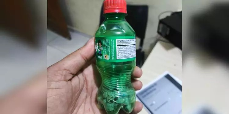 Adolescente é apreendido após PM encontrar garrafa plástica com drogas