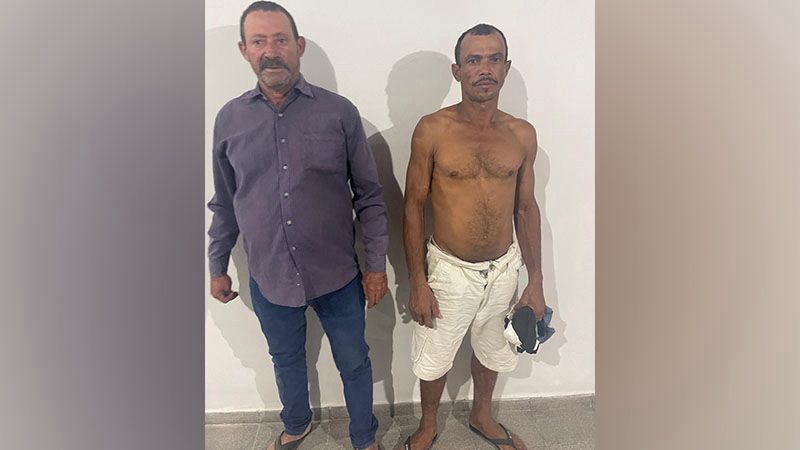 Dupla é presa vendendo drogas