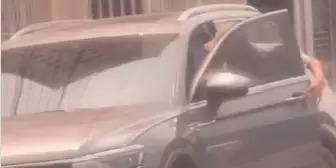 Homem é flagrado arrombando e furtando veículo