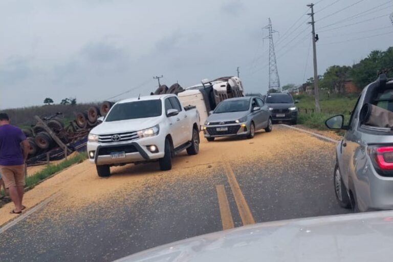 Carreta carregada de milho tomba na BR-155