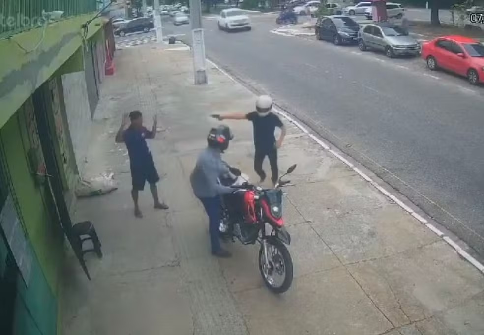 Criminosos assaltam loja e atiram contra homem, na Grande Belém