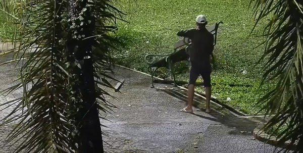 Homem é preso após arrancar e tentar levar banco de praça no colo na Grande Belém
