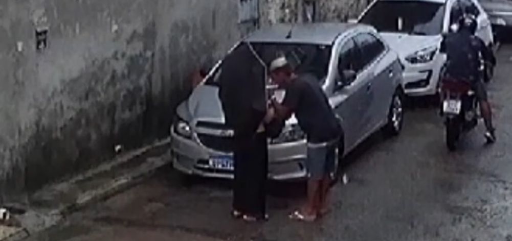 Dois assaltantes arranca aliança de mulher a dentadas em Belém