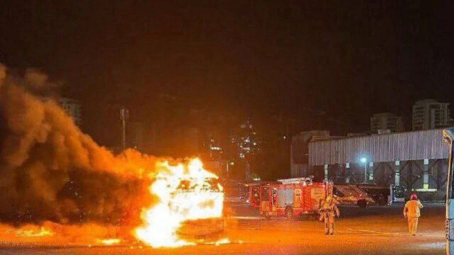 Ataque com bombas destrói ao menos 3 ônibus