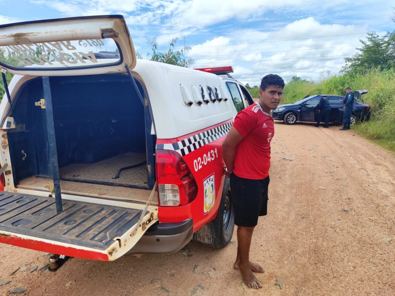 Jovem rouba carro, sequestra a motorista e arromba loja