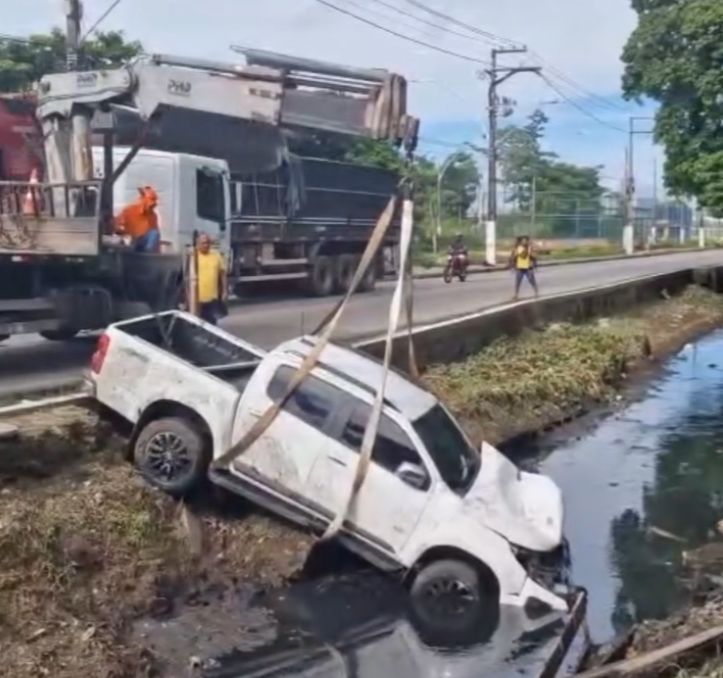 Carro cai em canal após motorista perder o controle