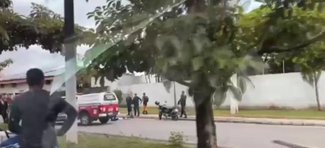 Criança morre atropelada por carreta após cair de bicicleta