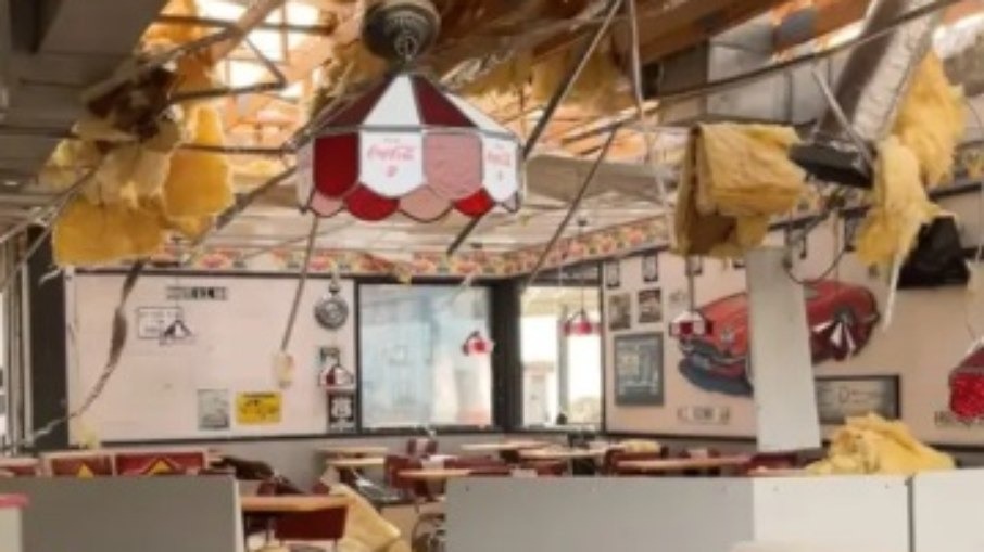 Após tornado 13 pessoas são resgatadas de banheiro de Burger King