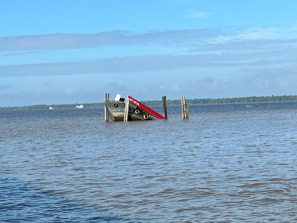 Em rio de Belém parte de posto de combustível flutuante afunda