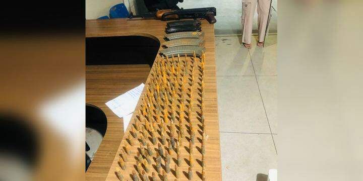 Belém: Polícia Militar apreende fuzil AK-47 e 159 munições dentro de casa