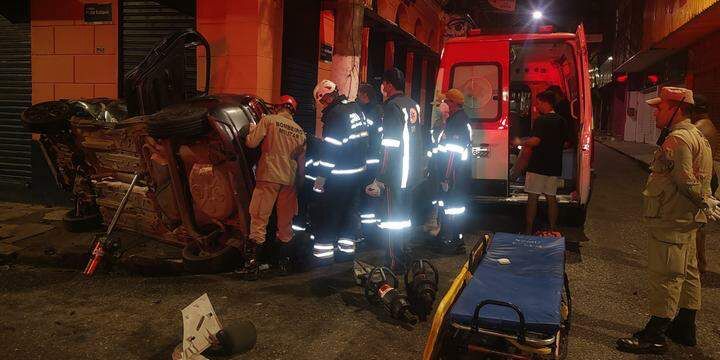 Dois carros colidem e um capota na Grande Belém