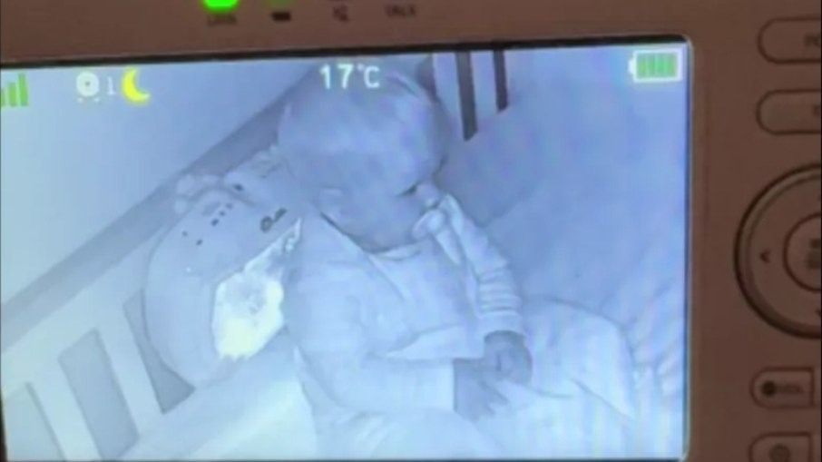 Mãe flagra cena inesperada do filho na babá eletrônica