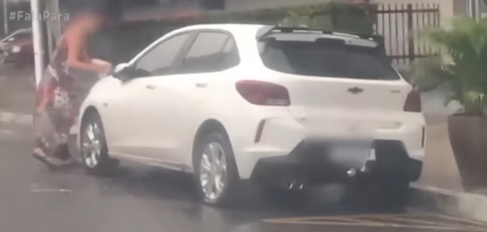 Belém: Mulher fura pneus e risca carro com faca em avenida movimentada