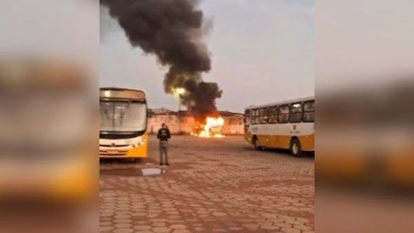 Em Belém ônibus pega fogo dentro de garagem