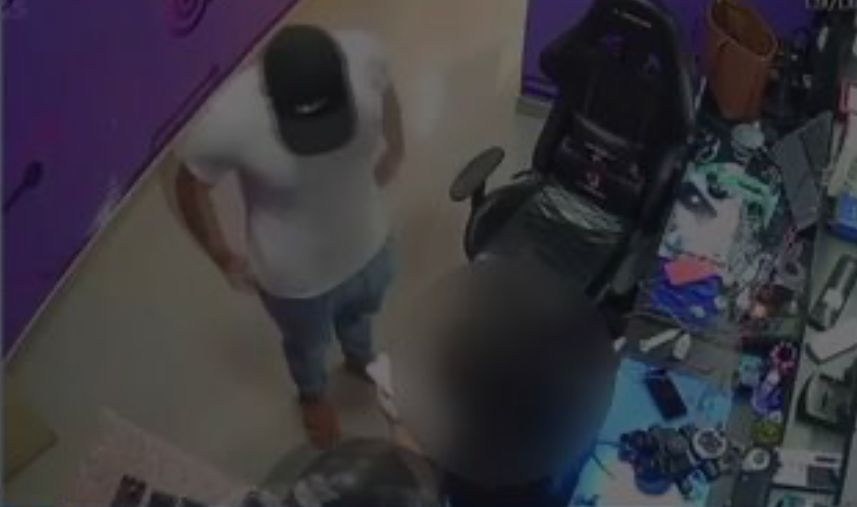 Criminosos invadem loja e fazem vítimas de ‘escudo’ após homem atirar contra eles