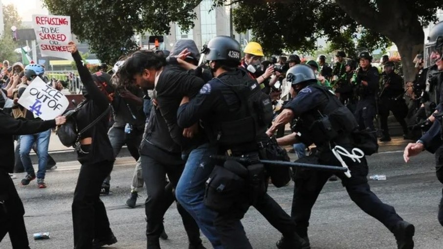 Repórter é detido durante cobertura de protesto