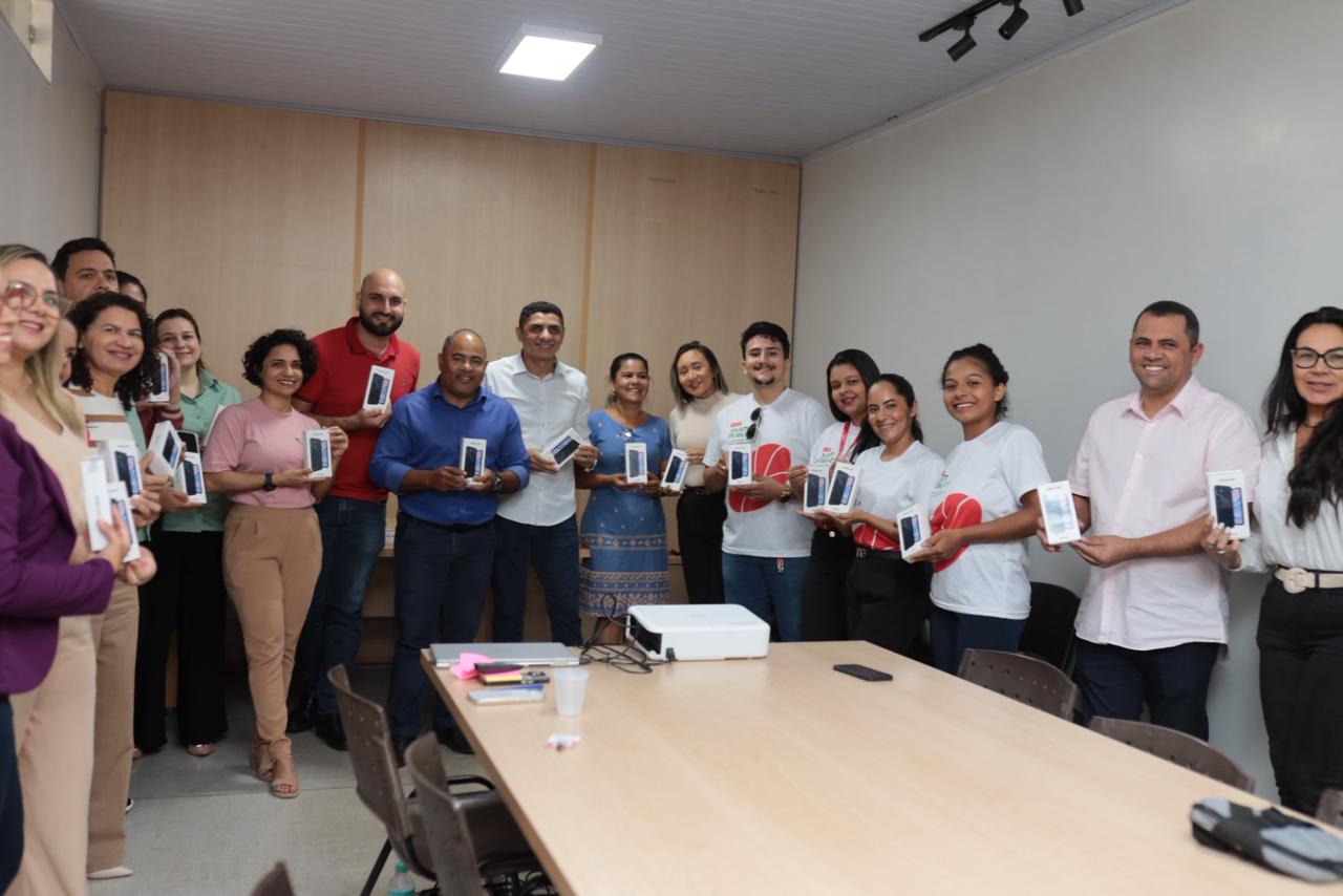 Celulares entregues simbolicamente em Parauapebas impulsionam futuro de jovens em vulnerabilidade social