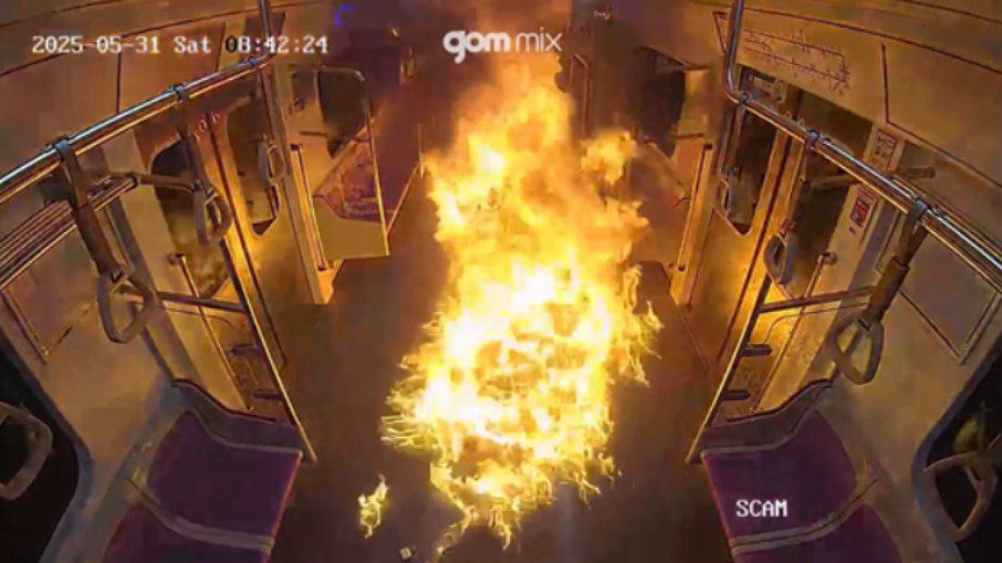 Homem coloca fogo em vagão de trem lotado