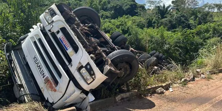 Caminhão sem freios causa acidente e uma pessoa morreu