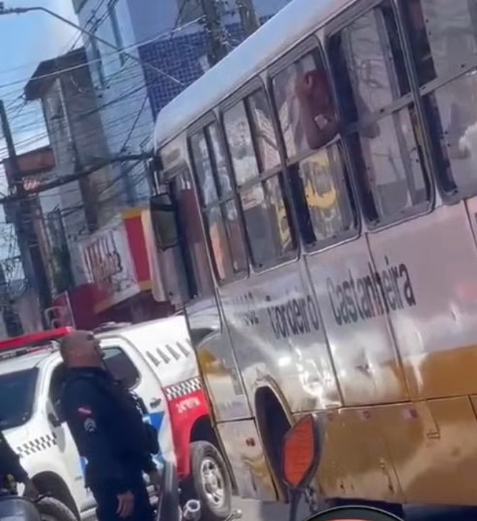 Homem armado faz motorista de ônibus refém na Grande Belém