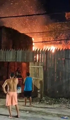 Incêndio de grandes proporções destrói casas e assusta moradores na Grande Belém