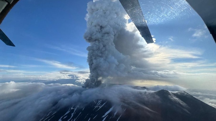 Vulcão entra em erupção pela primeira vez em 600 anos