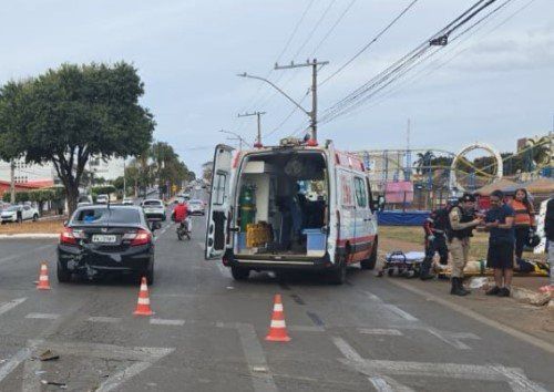 Desatenção de motociclista resulta em acidente com feridos