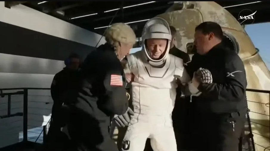 Astronauta preso no espaço por 9 meses se aposenta