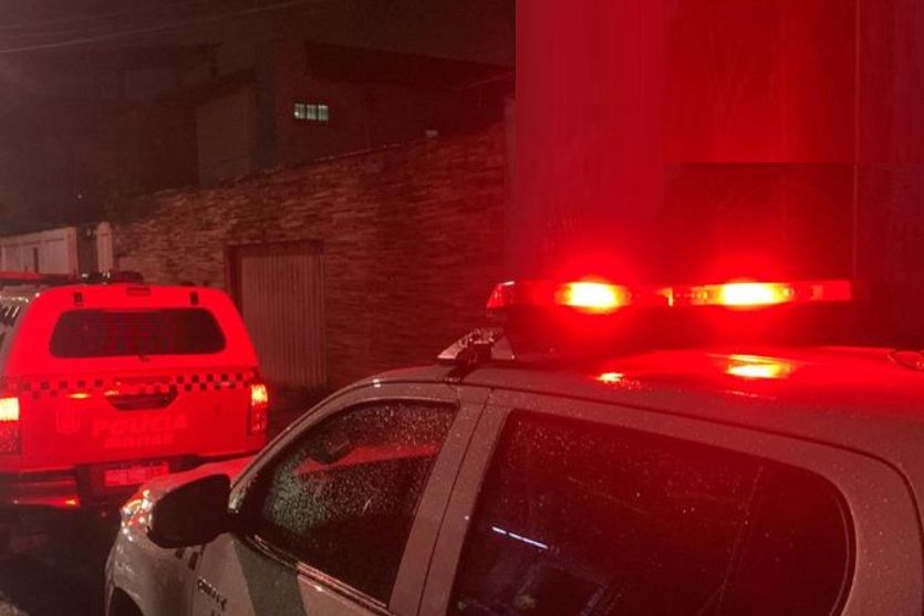 Dois homens são encontrados mortos com marcas de tiros e facadas