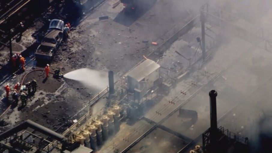 Explosão em usina deixa vítimas presas
