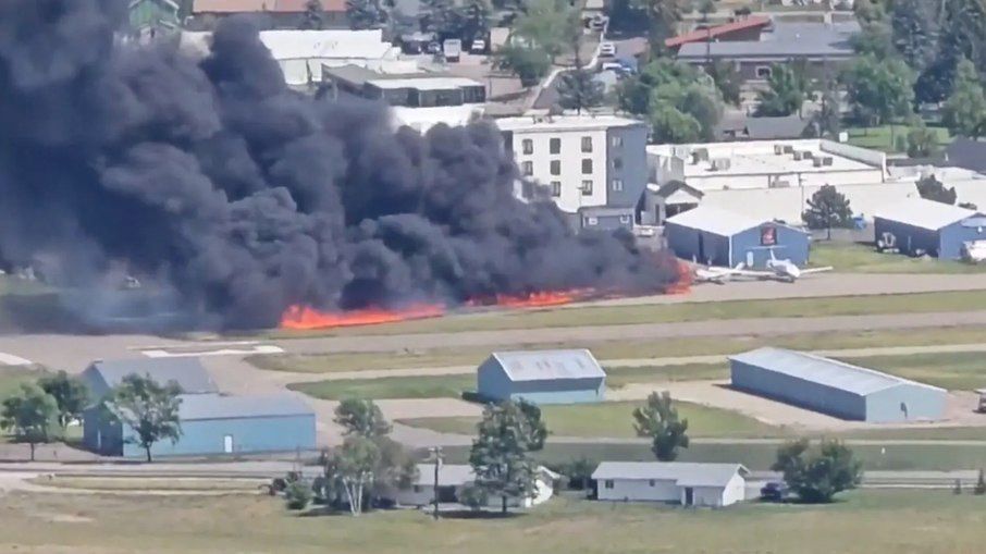 Avião cai e atinge aeronaves em aeroporto