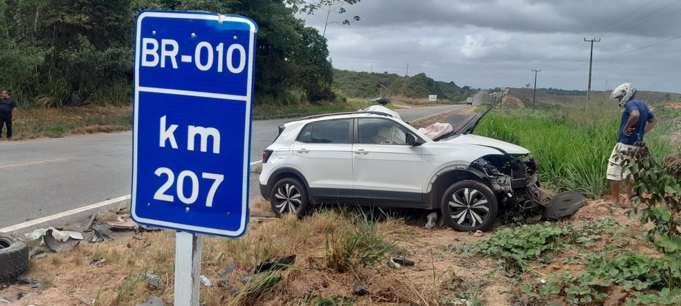 Motorista morre em acidente entre carro e caminhonete na BR-010