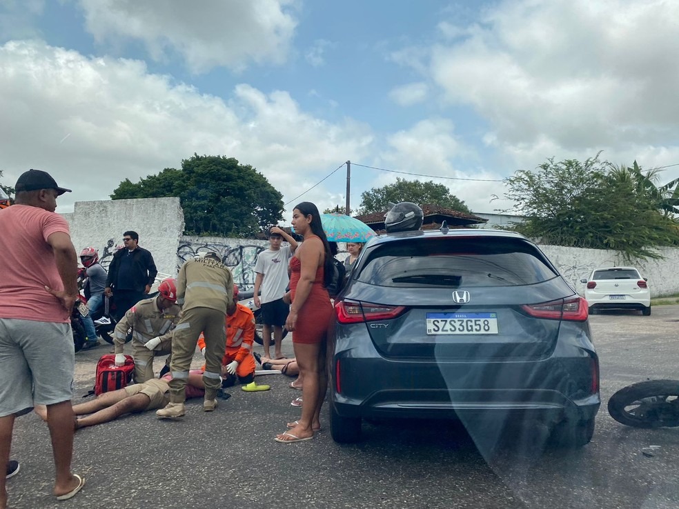 Colisão entre carro e moto deixa feridos em Belém