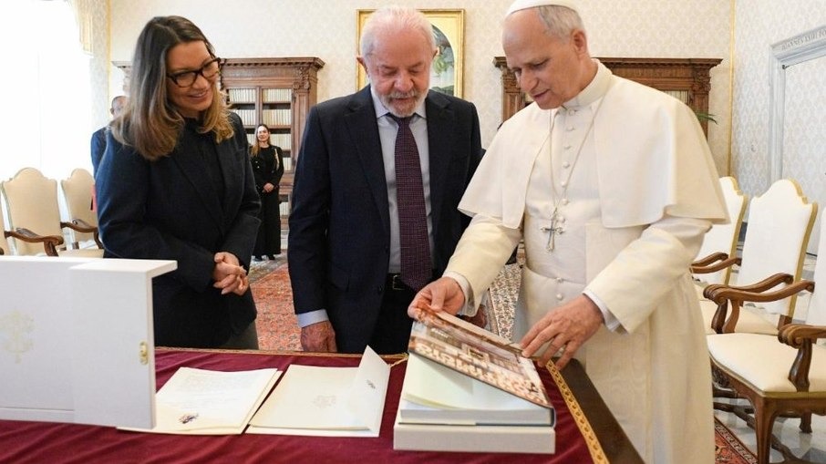Lula se reúne com papa Leão XIV e debate fé e desigualdade