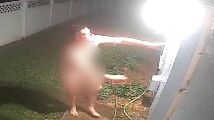 Homem nu invade casas e apavora bairro