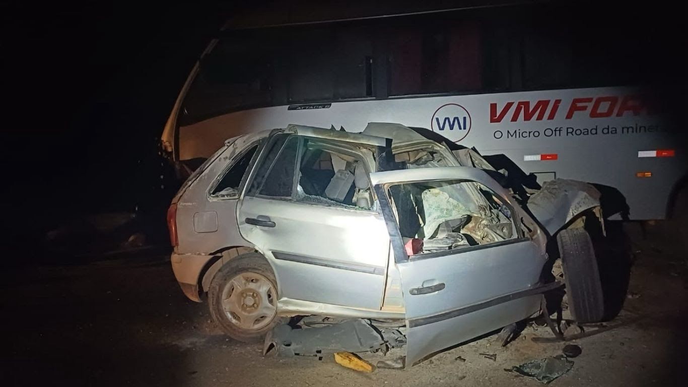 Irmãos morrem em colisão frontal entre micro-ônibus e carro