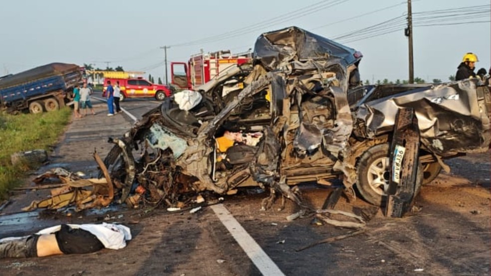 Acidente grave entre caminhão e picape deixa uma pessoa morta e feridos