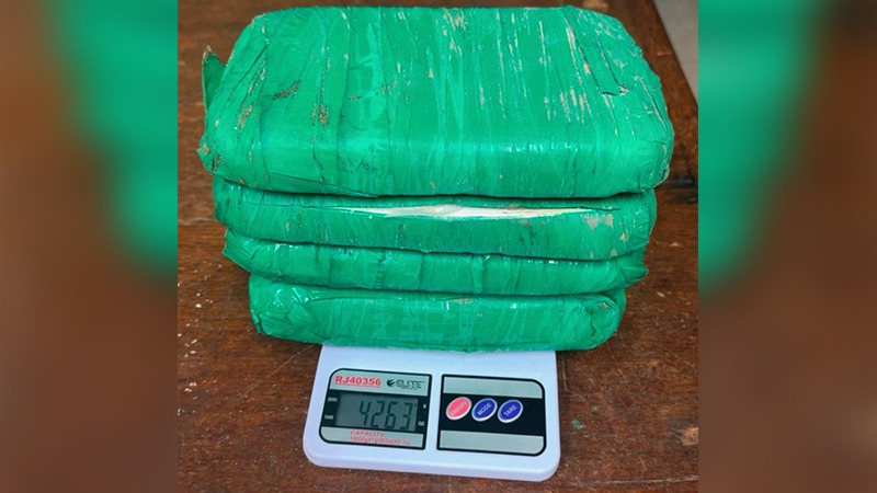 Passageiro de táxi é preso com 4,2 kg de drogas em Goianésia