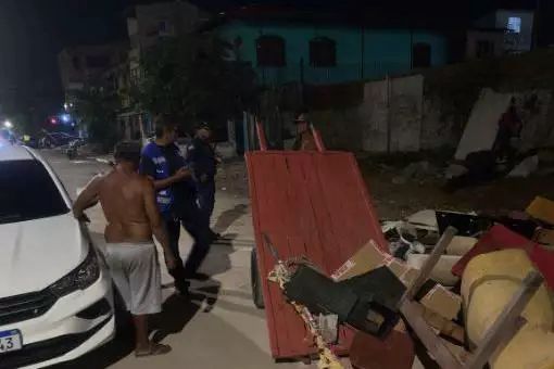 Operação prende duas pessoas por descartarem lixo em canal na capital