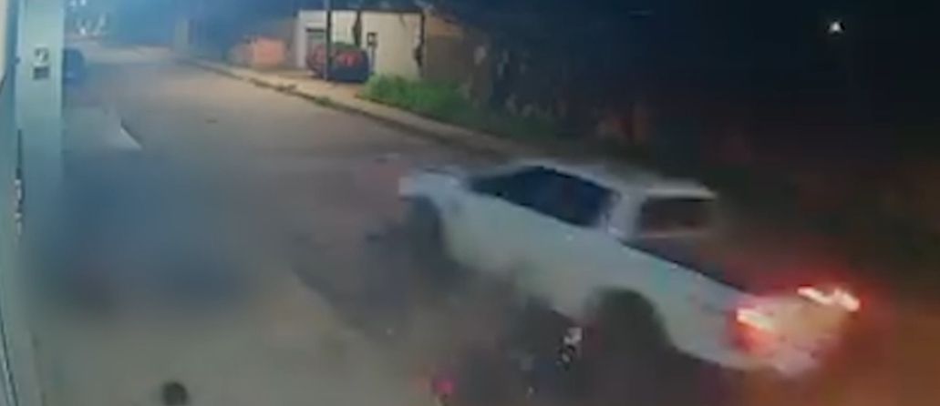 Motorista foge após causar acidente grave com moto em cruzamento