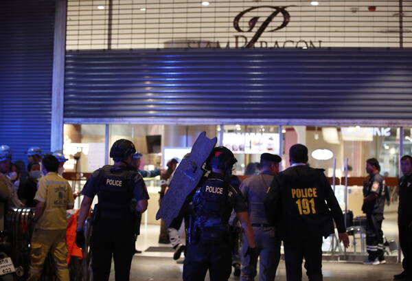 Adolescente mata três pessoas a tiros em shopping na Tailândia