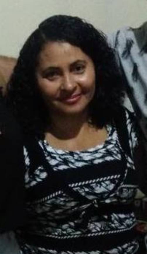 Homem mata a própria esposa a facadas na frente da filha