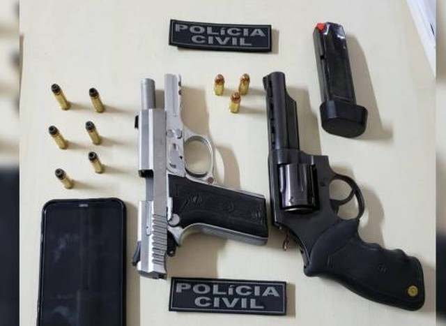 Polícia encontra armas de fogo em casas de investigados pela Justiça