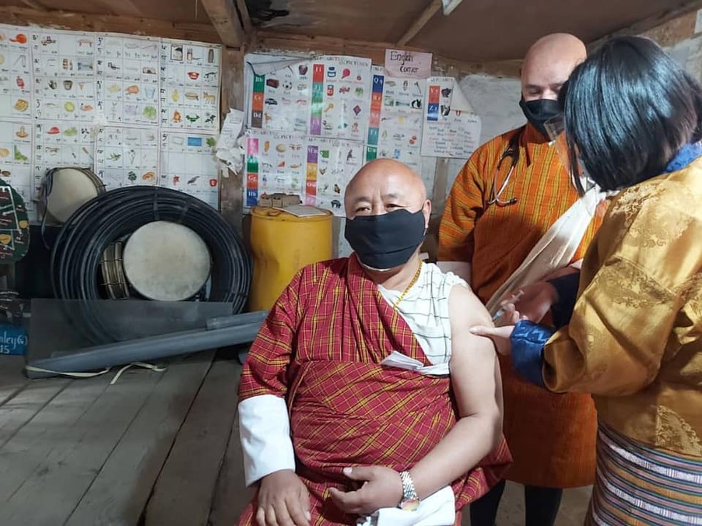 Como um país pobre conseguiu imunizar mais de 60% de sua população em apenas uma semana