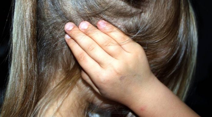 Mãe deixa filha de 5 anos com marido e o flagra estuprando menina