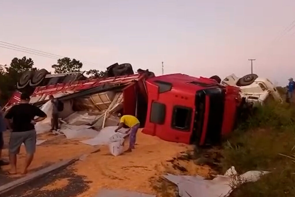 duas carretas e uma van se envolvem em acidente na BR-010, no Paráduas carretas e uma van se envolvem em acidente na BR-010, no Pará