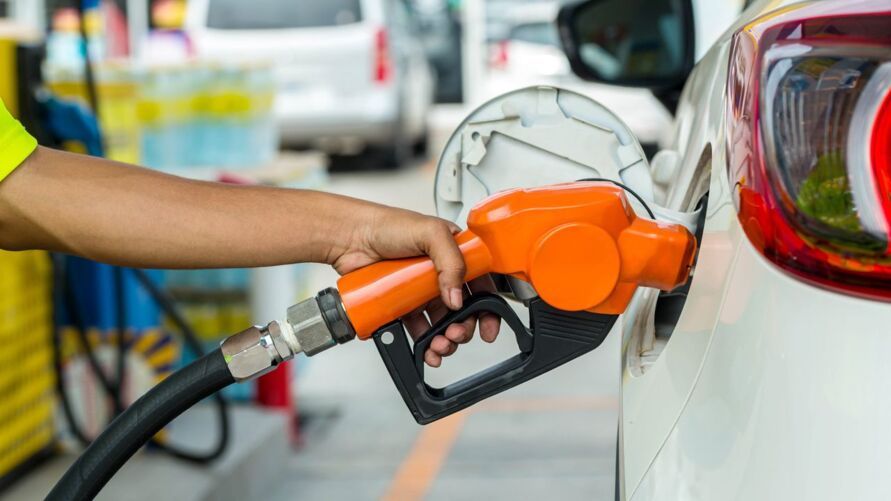 Preço da gasolina pode chegar a R$18 se petróleo subir